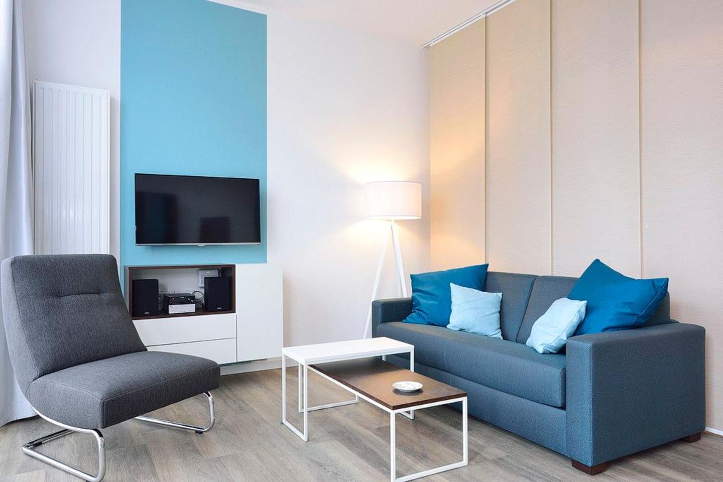 Aparthotel Anna Düne Aparthotel Anna Düne 0-07 Wangerooge - Wohn/ Essbereich mit Couch, Sessel und Tisch