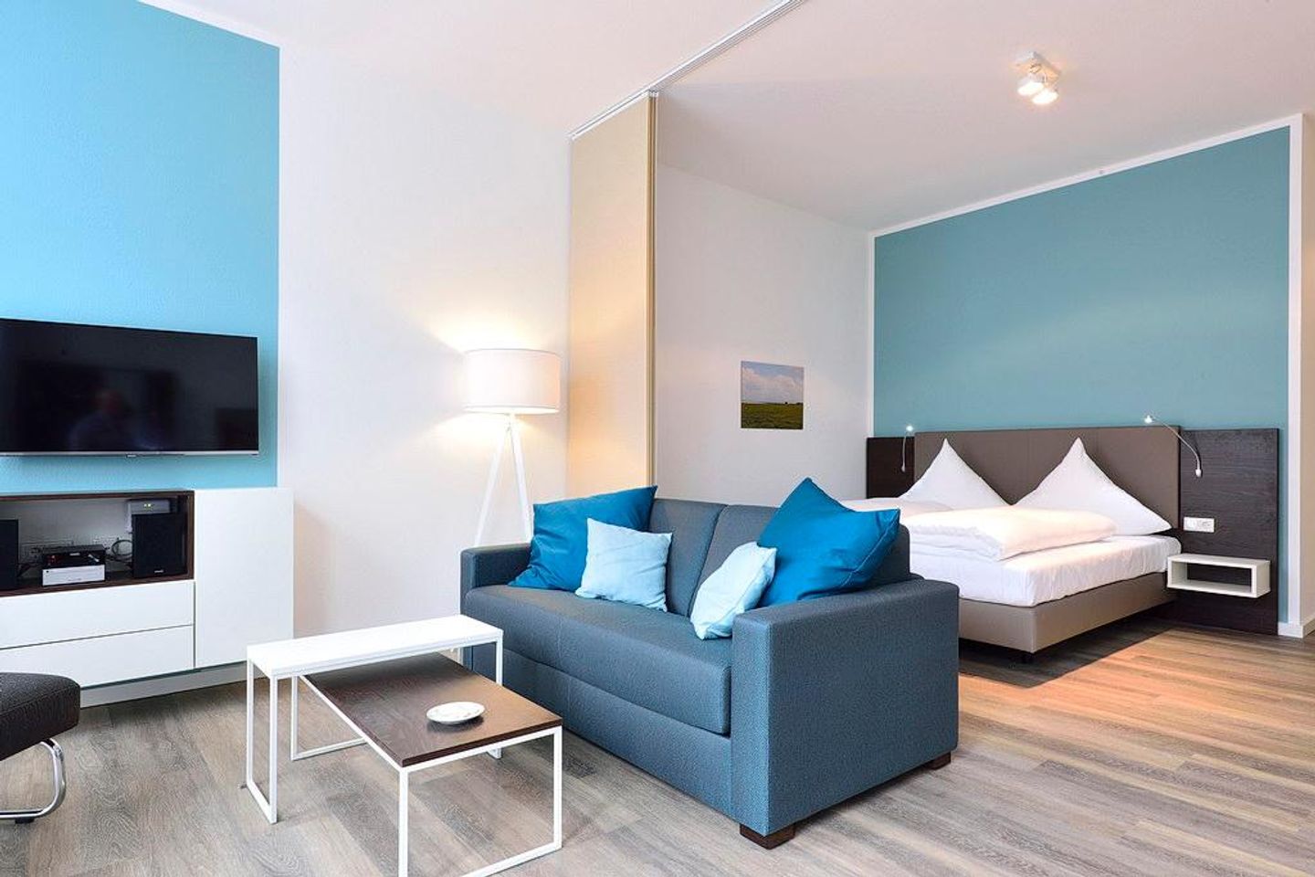 Aparthotel Anna Düne Aparthotel Anna Düne 0-07 Wangerooge - Wohn/ Essbereich mit Couch, Tisch und Fernseher