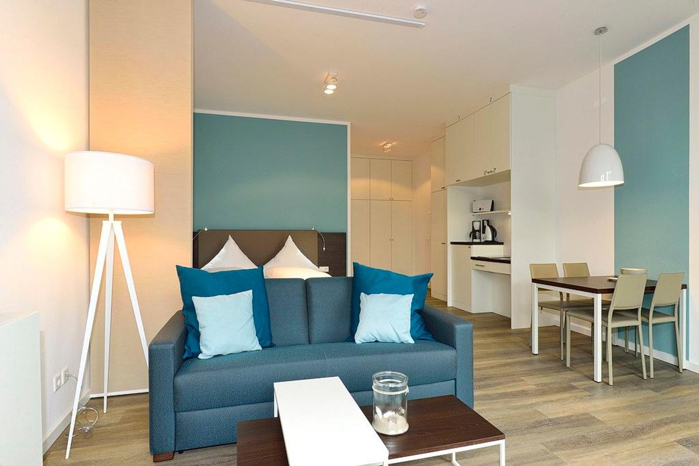 Aparthotel Anna Düne Aparthotel Anna Düne 0-07 Wangerooge - Wohn/ Essbereich mit Couch und Tisch