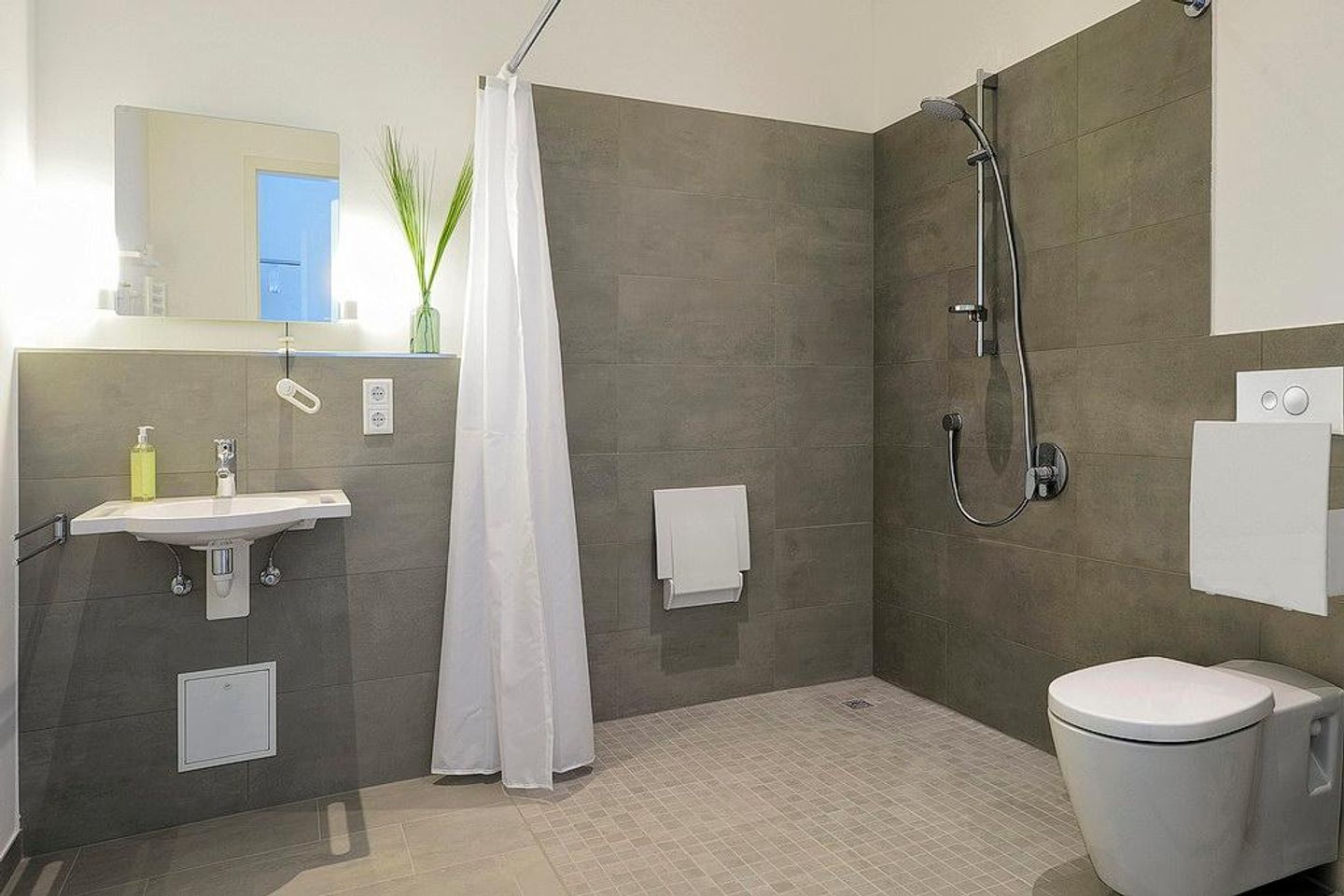 Aparthotel Anna Düne Aparthotel Anna Düne 0-07 Wangerooge - Badezimmer mit Dusche, WC und Waschtisch