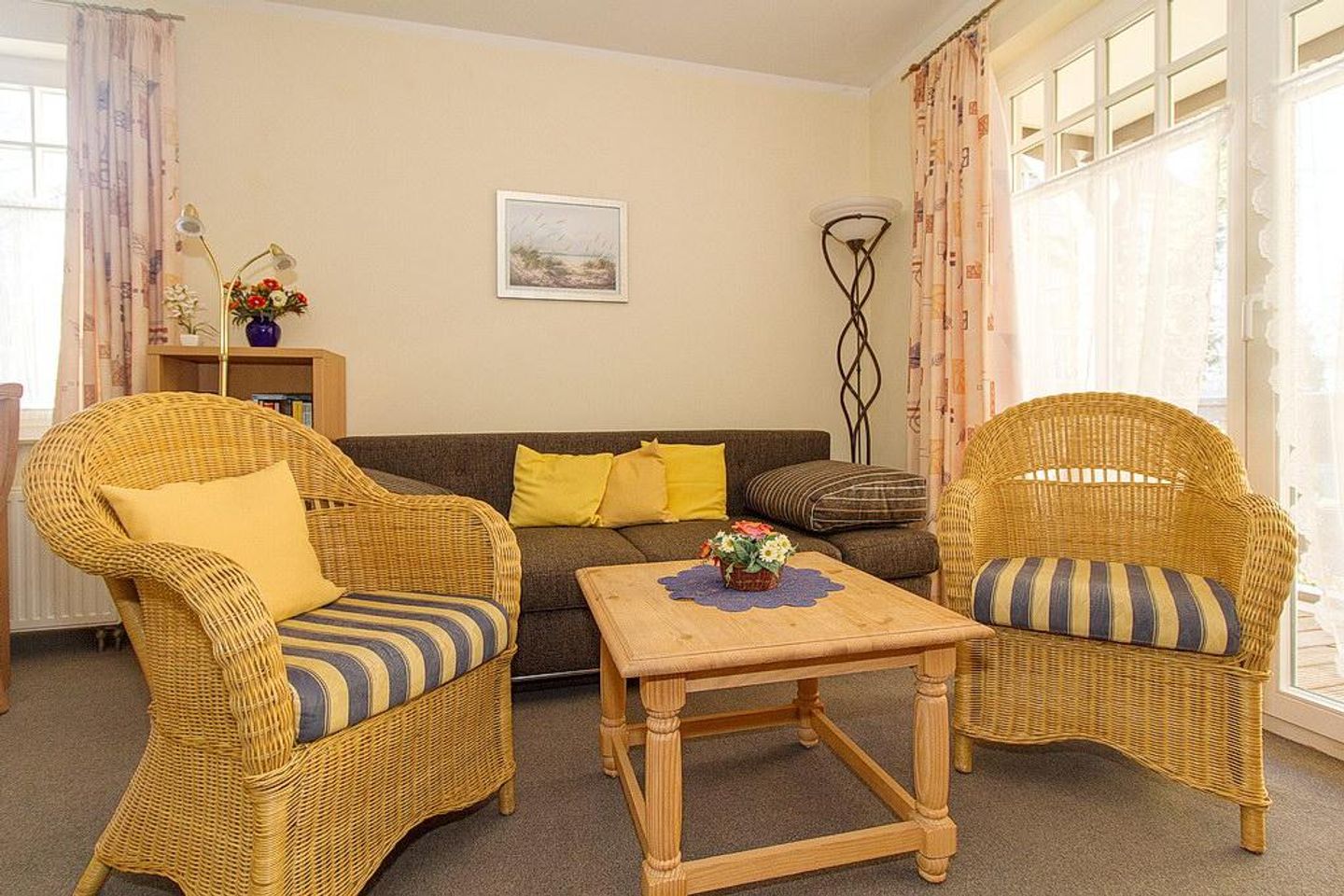 Ostseewelle Ostseewelle 009 Kühlungsborn - Wohn-Essbereich mit Couch