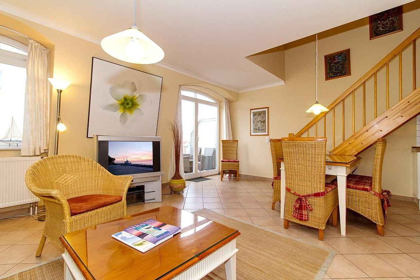 Apartment-Residenz Ostseestrand Apartment-Residenz Ostseestrand 31 Kühlungsborn - Wohn-Essbereich mit Esstisch und Sitzgelegenheit