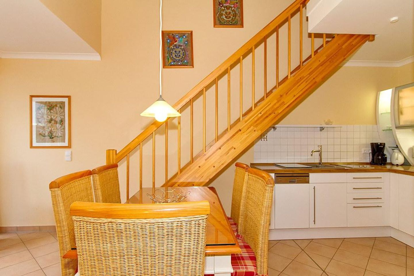 Apartment-Residenz Ostseestrand Apartment-Residenz Ostseestrand 31 Kühlungsborn - Wohn-Essbereich mit Esstisch und Sitzgelegenheit