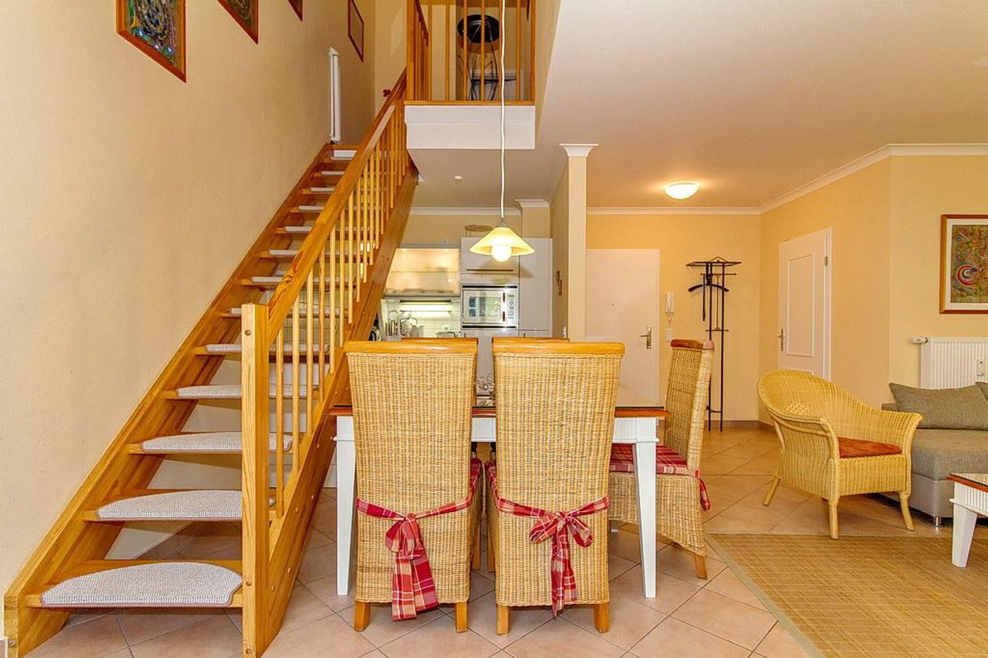 Apartment-Residenz Ostseestrand Apartment-Residenz Ostseestrand 31 Kühlungsborn - Wohn-Essbereich mit Esstisch und Sitzgelegenheit