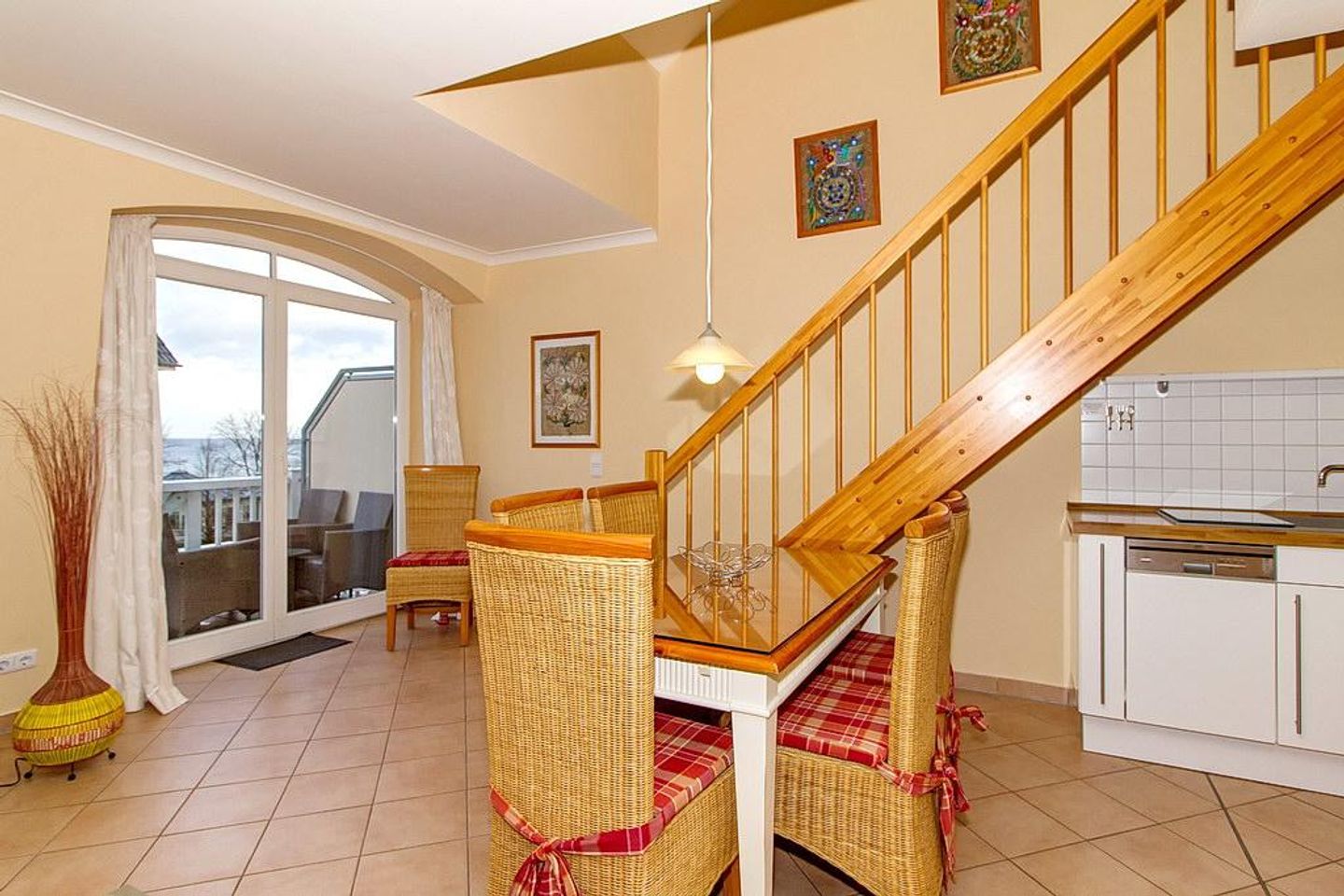 Apartment-Residenz Ostseestrand Apartment-Residenz Ostseestrand 31 Kühlungsborn - Wohn-Essbereich mit Esstisch und Sitzgelegenheit