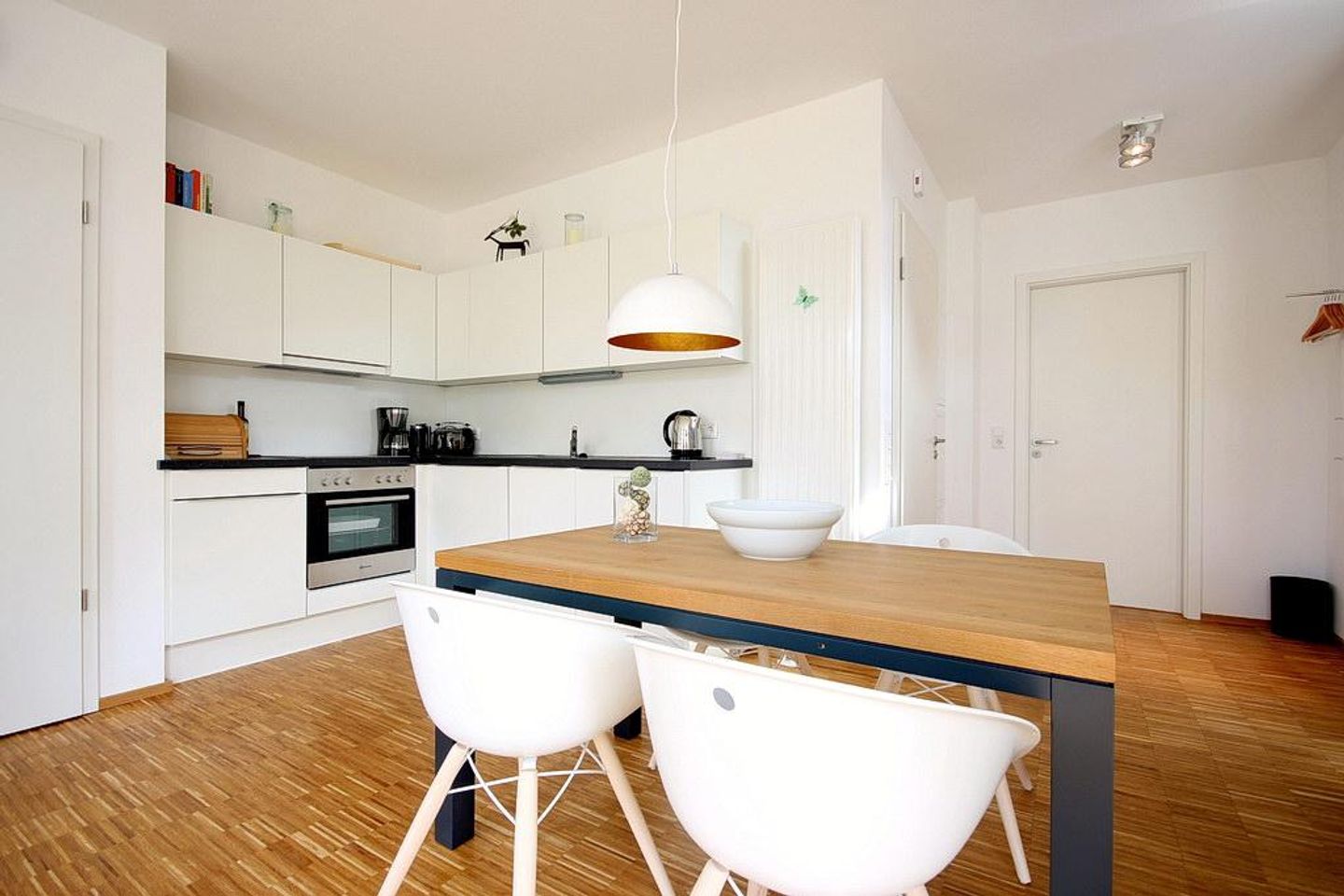 Ferienvillen Anna Düne Ferienvillen Anna Düne 1-01 Wangerooge - Offene Küche mit Esstisch und Sitzgelegenheit