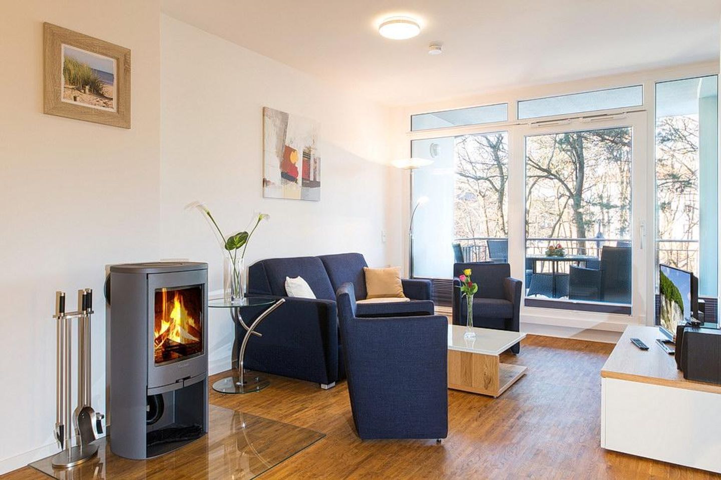 DünenResort Binz DünenResort Binz 116 Rügen - Wohn-Essbereich mit Couch und Kaminofen