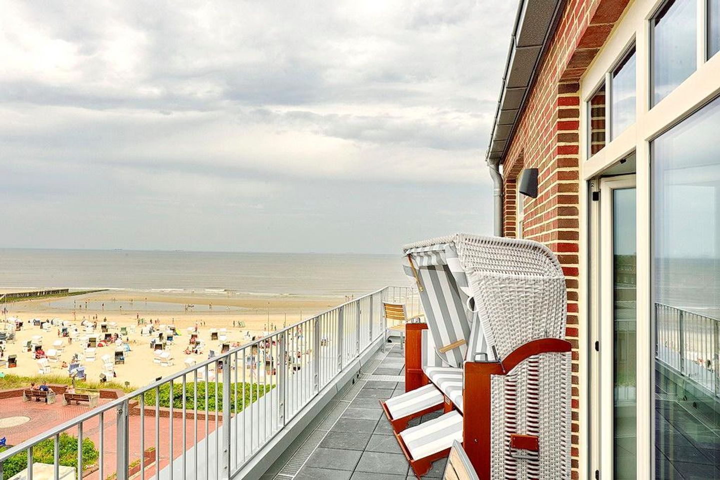 Aparthotel Anna Düne Aparthotel Anna Düne 2-33 Wangerooge - Balkon mit Strandkorb