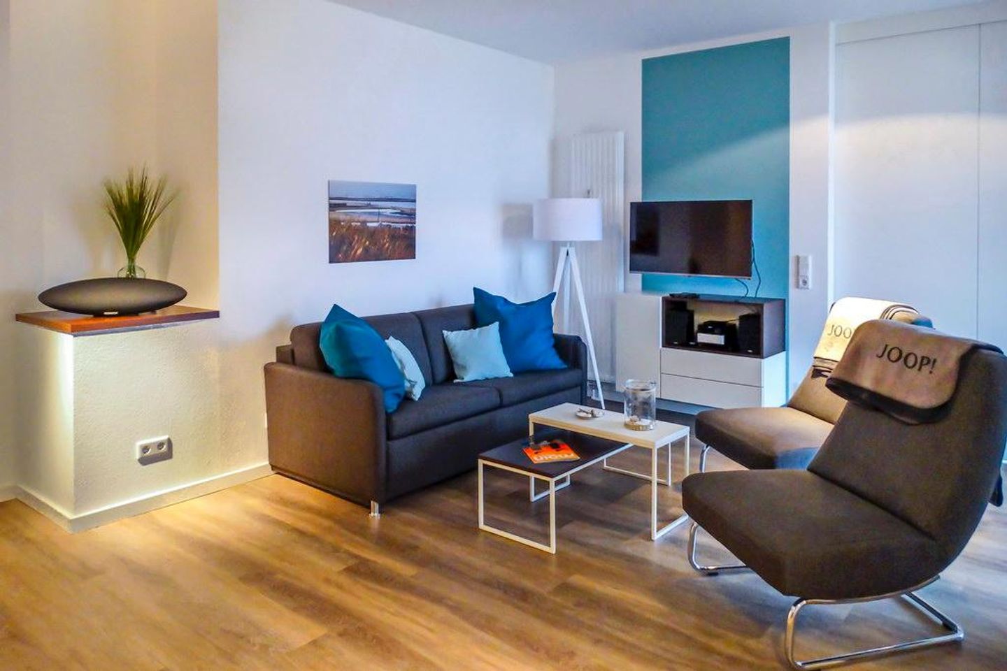 Aparthotel Anna Düne Aparthotel Anna Düne 1-25 Wangerooge - Wohn/ Essbereich mit Couch und Fernseher