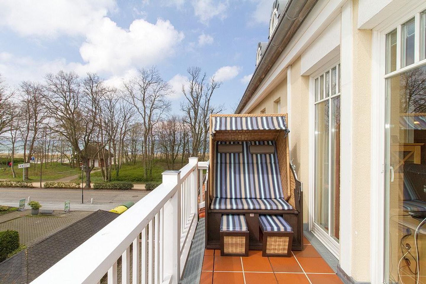 Dünenschloss Dünenschloss 2-18 Kühlungsborn - Balkon mit Strandkorb