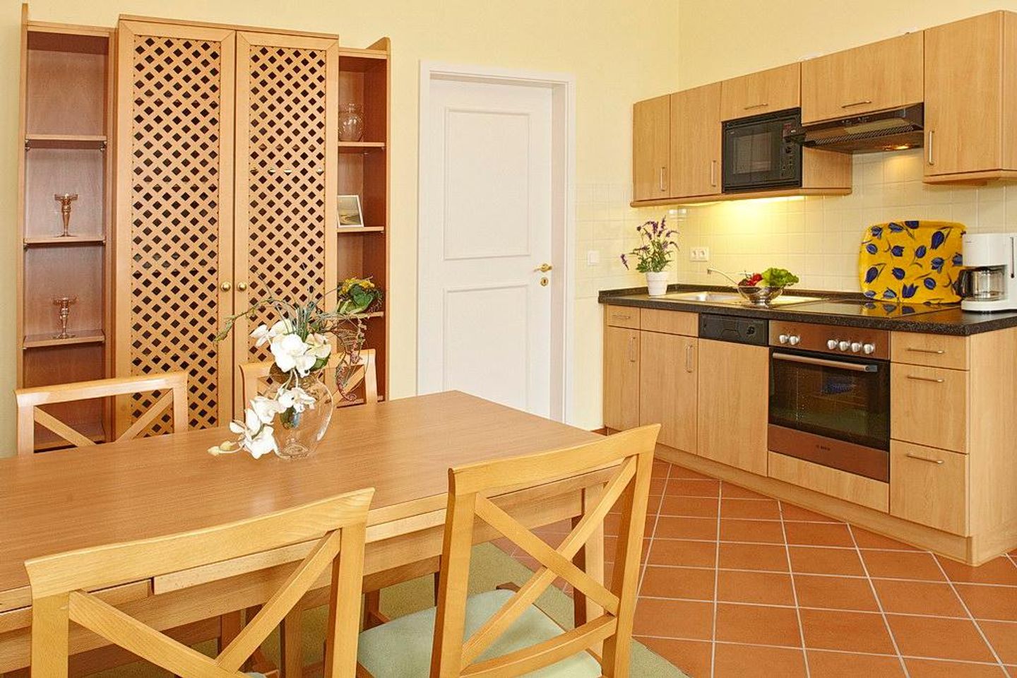 Villa am Ostseestrand Villa am Ostseestrand 309 Usedom - Küchenzeile mit Esstisch und Sitzgelegenheit