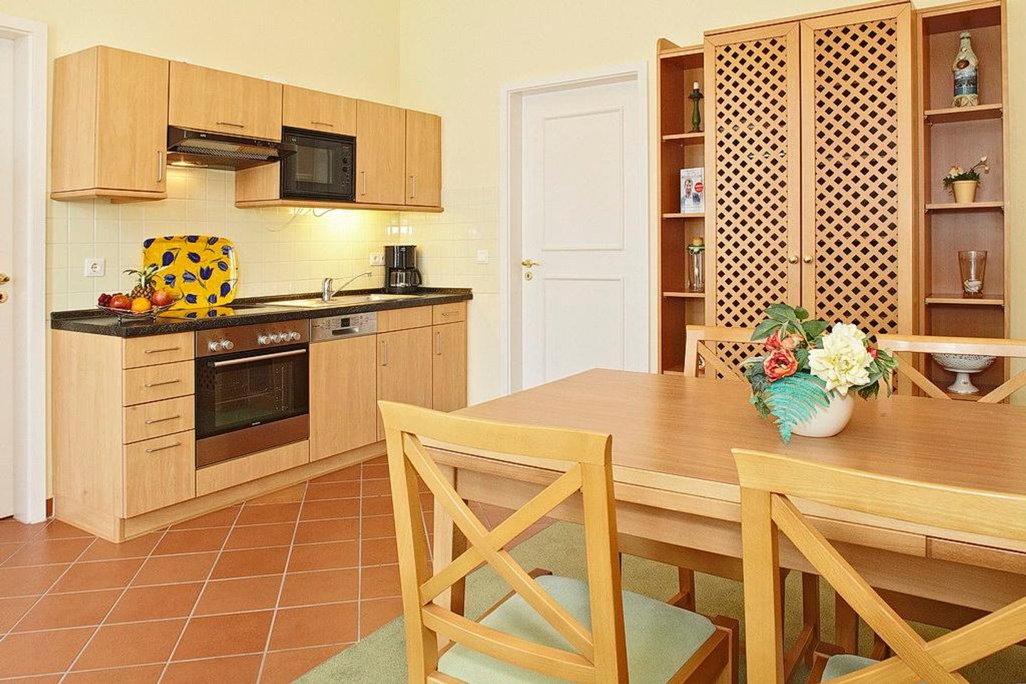 Villa am Ostseestrand Villa am Ostseestrand 311 Usedom - Küchenzeile mit Esstisch und Sitzgelegenheit