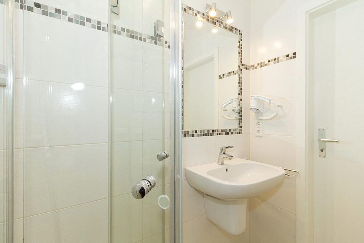 Strandschlösschen Strandschlösschen 17 Kühlungsborn - Badezimmer mit Dusche