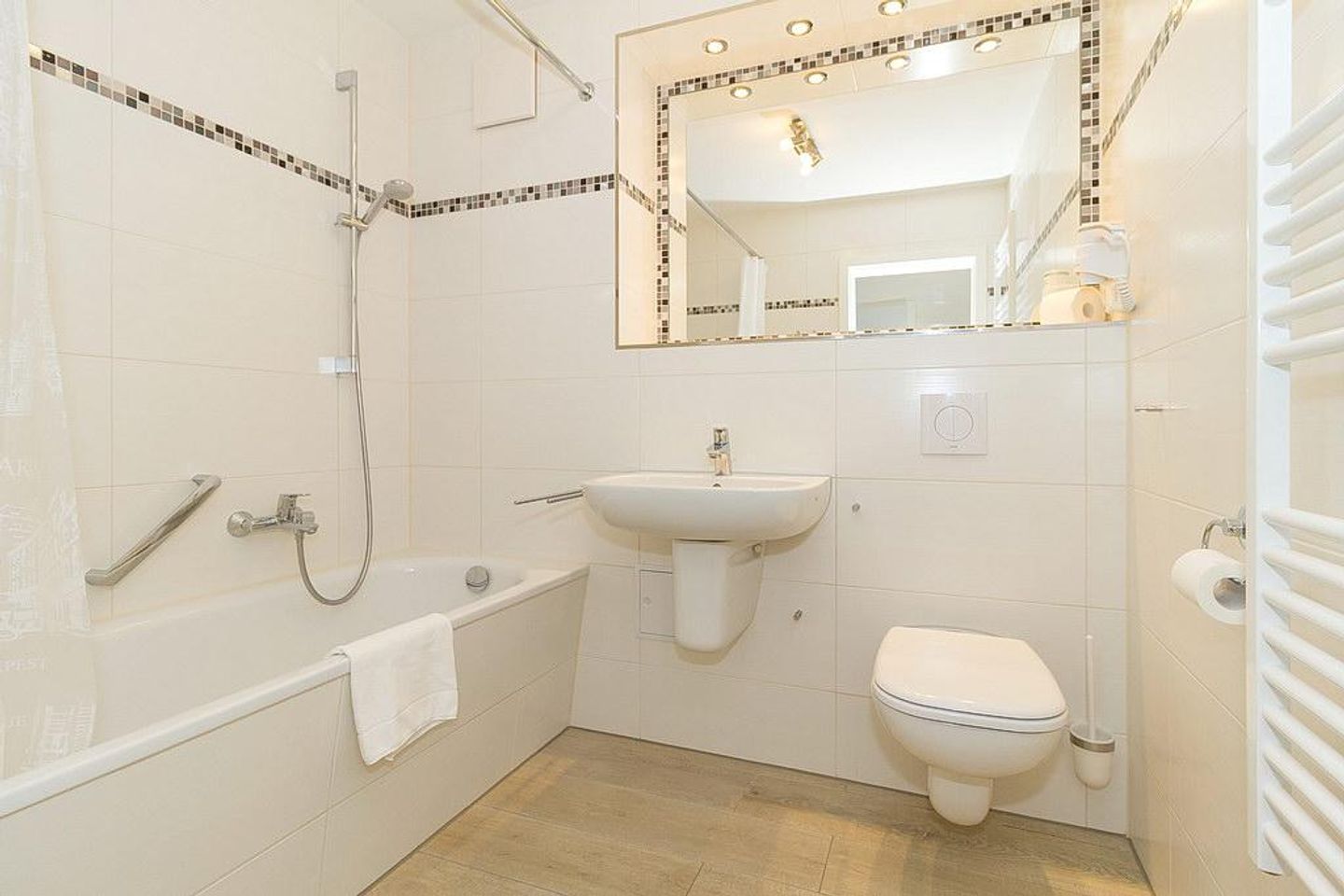 Strandschlösschen Strandschlösschen 17 Kühlungsborn - Badezimmer mit Badewanne