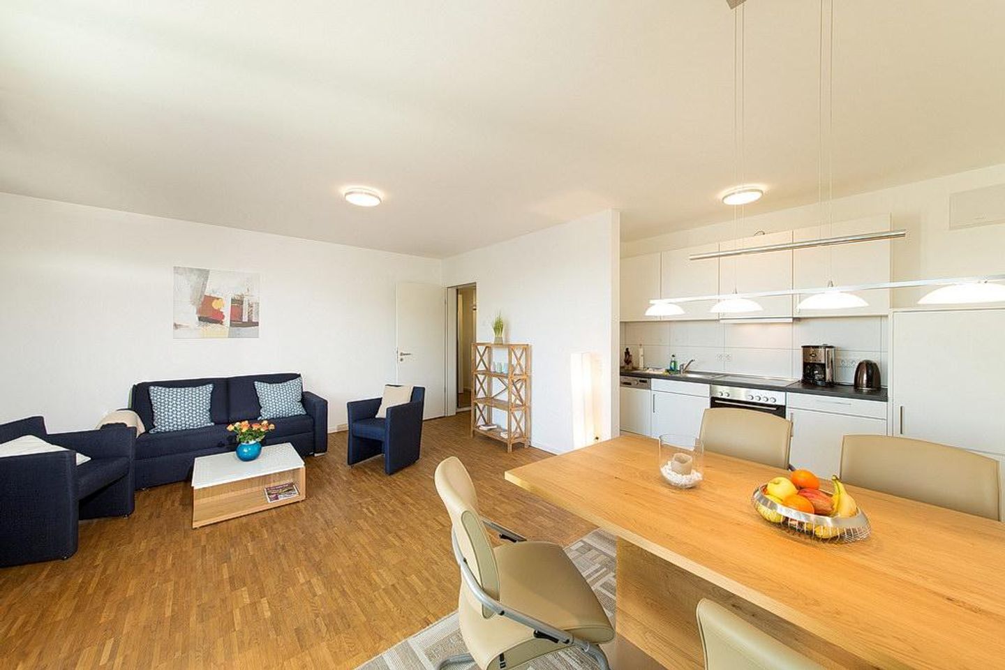 DünenResort Binz DünenResort Binz 123 Rügen - Wohn-Essbereich mit Couch und Esstisch