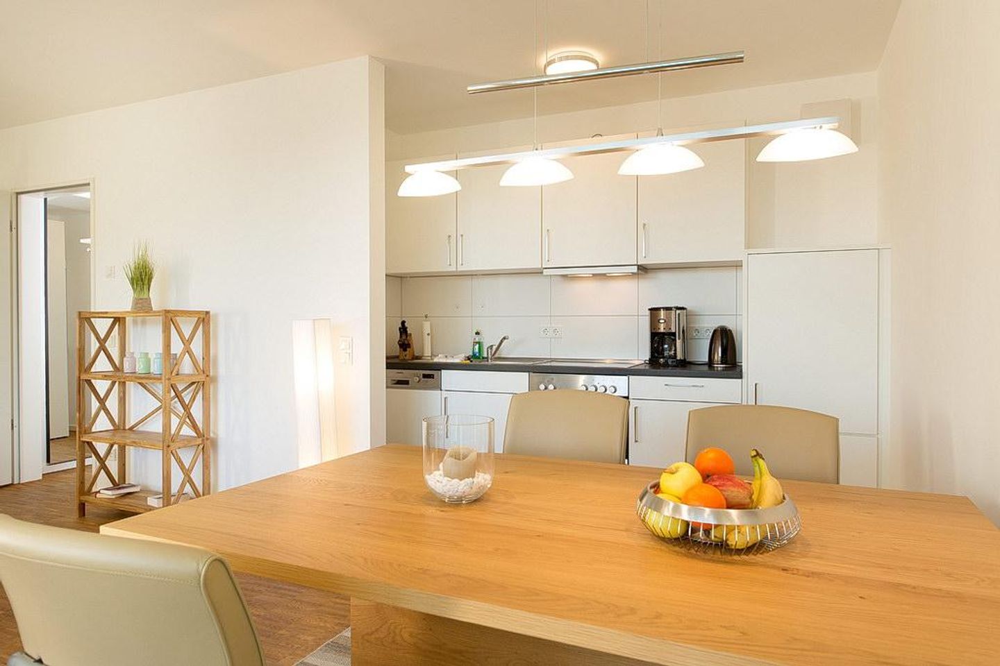 DünenResort Binz DünenResort Binz 123 Rügen - Wohn-Essbereich mit Esstisch, Sitzgelegenheit und Küchenzeile