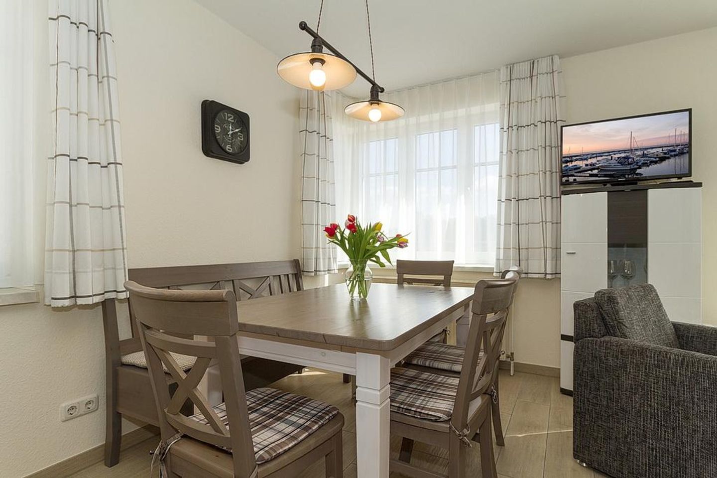 Strandschlösschen Strandschlösschen 17 Kühlungsborn - Wohn-Essbereich mit Esstisch und Sitzgelegenheit