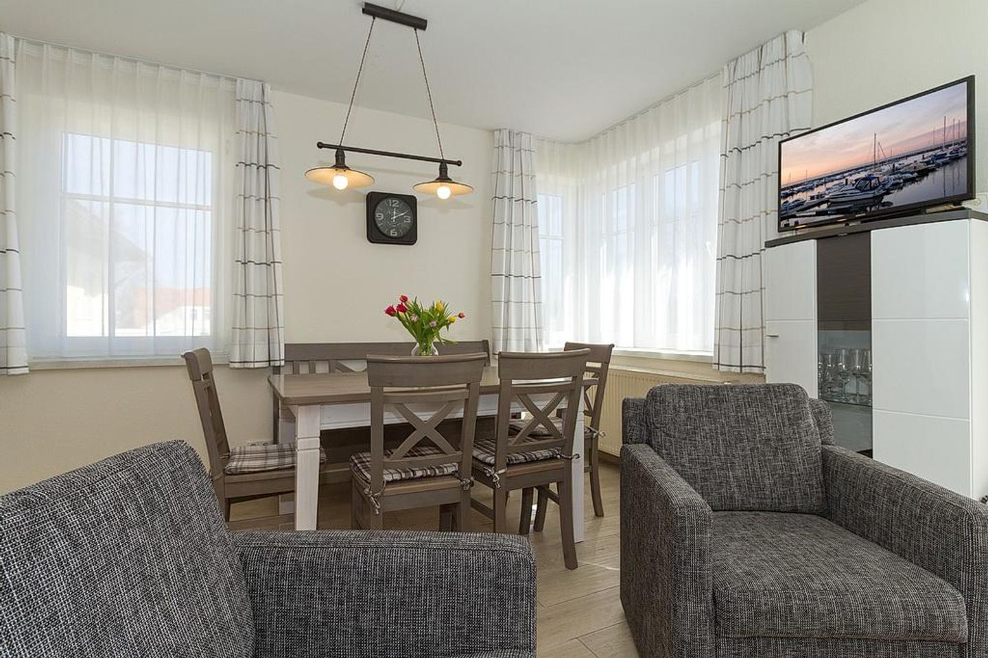 Strandschlösschen Strandschlösschen 17 Kühlungsborn - Wohn-Essbereich mit Esstisch und Sitzgelegenheit