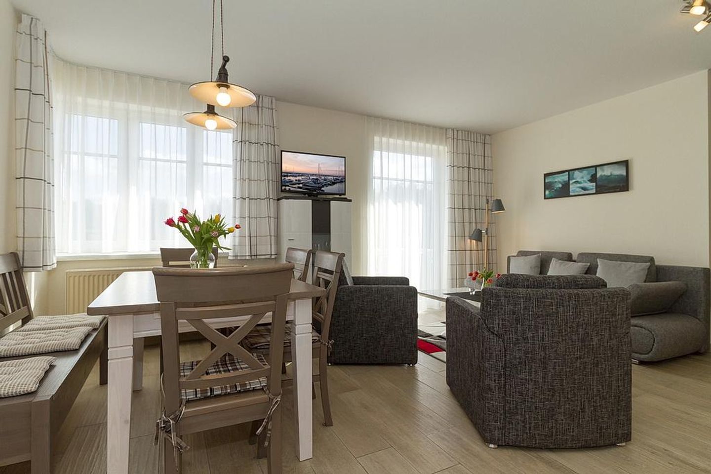 Strandschlösschen Strandschlösschen 17 Kühlungsborn - Wohn-Essbereich mit Esstisch und Sitzgelegenheit