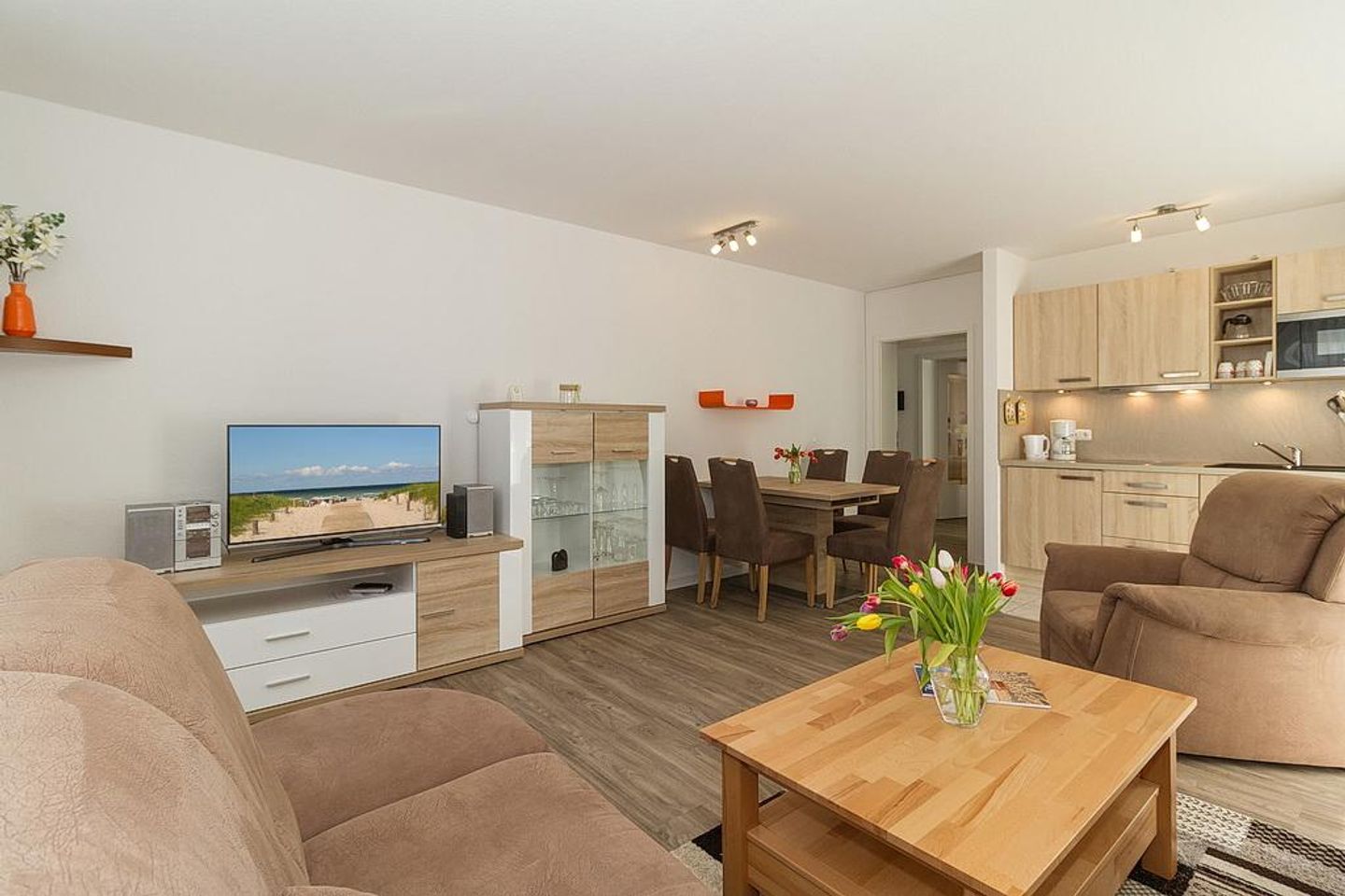 Strandschlösschen Strandschlösschen 09 Kühlungsborn - Wohn-Essbereich mit Couch und Flatscreen-TV