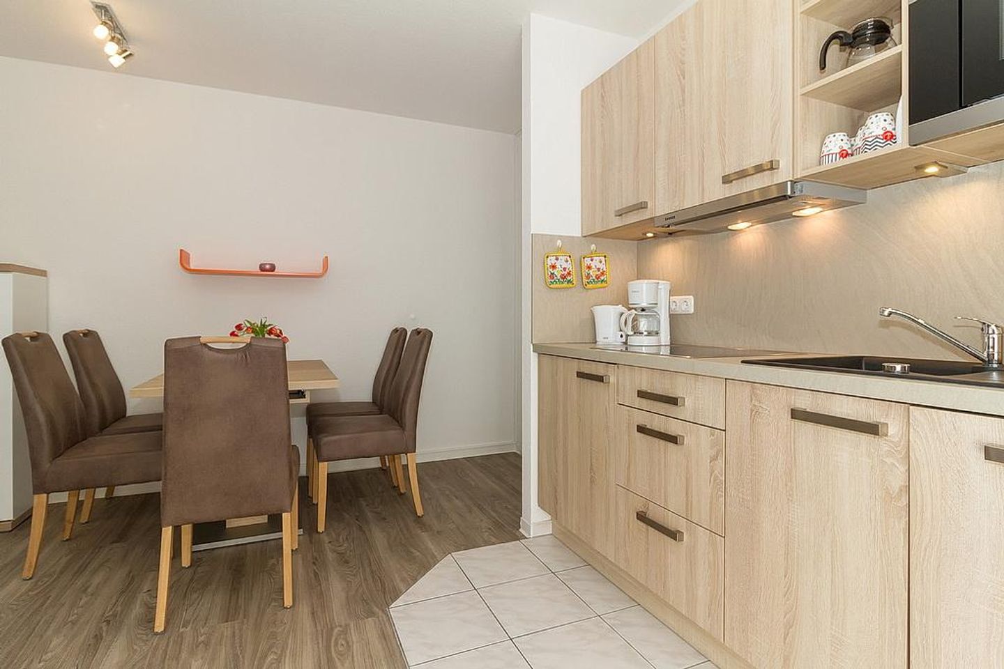 Strandschlösschen Strandschlösschen 09 Kühlungsborn - Küchenzeile mit Mikrowelle