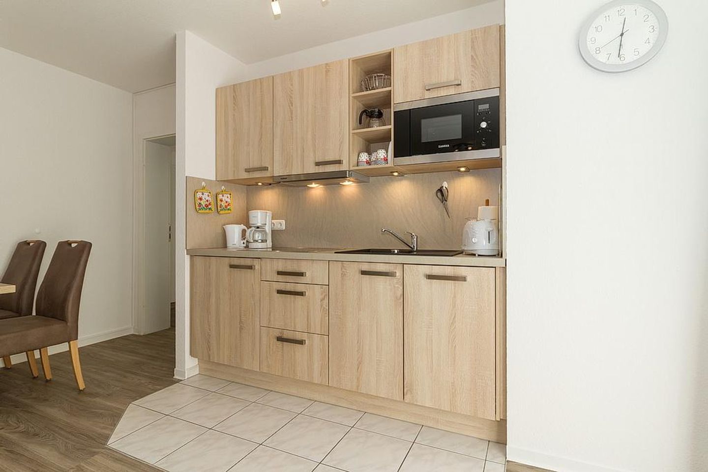 Strandschlösschen Strandschlösschen 09 Kühlungsborn - Küchenzeile mit Mikrowelle