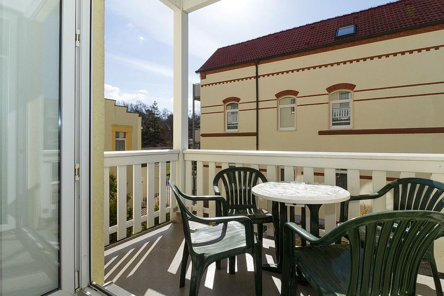 Strandschlösschen Strandschlösschen 09 Kühlungsborn - Balkon mit Gartenmöbeln