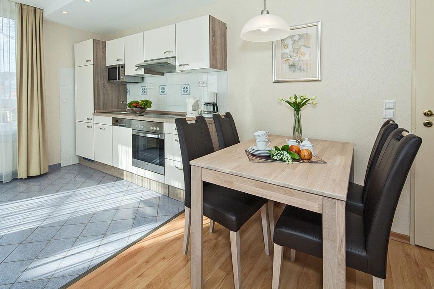 Strand-Park Strand-Park 221 Usedom - Küchenzeile mit Esstisch und Sitzgelegenheit
