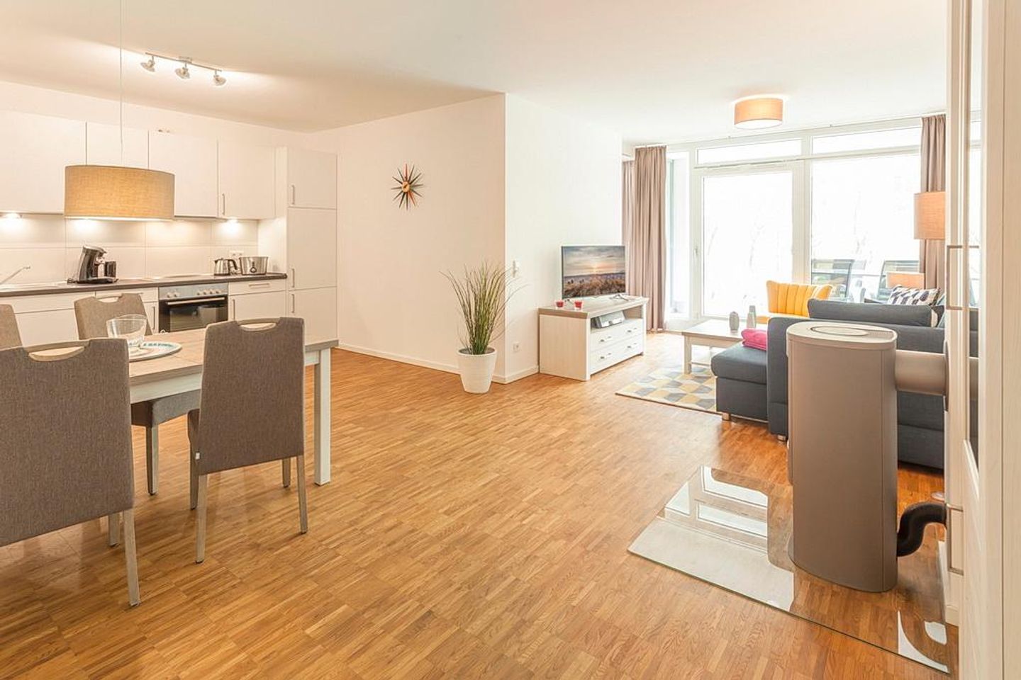 DünenResort Binz DünenResort Binz 413 Rügen - Wohn-Essbereich mit Esstisch und Sitzgelegenheit