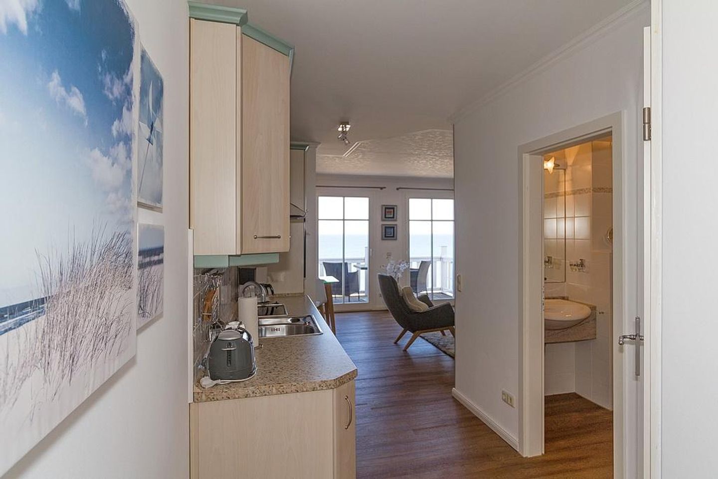 Meeresblick Meeresblick 420 Kühlungsborn - Küchenzeile mit Mikrowelle