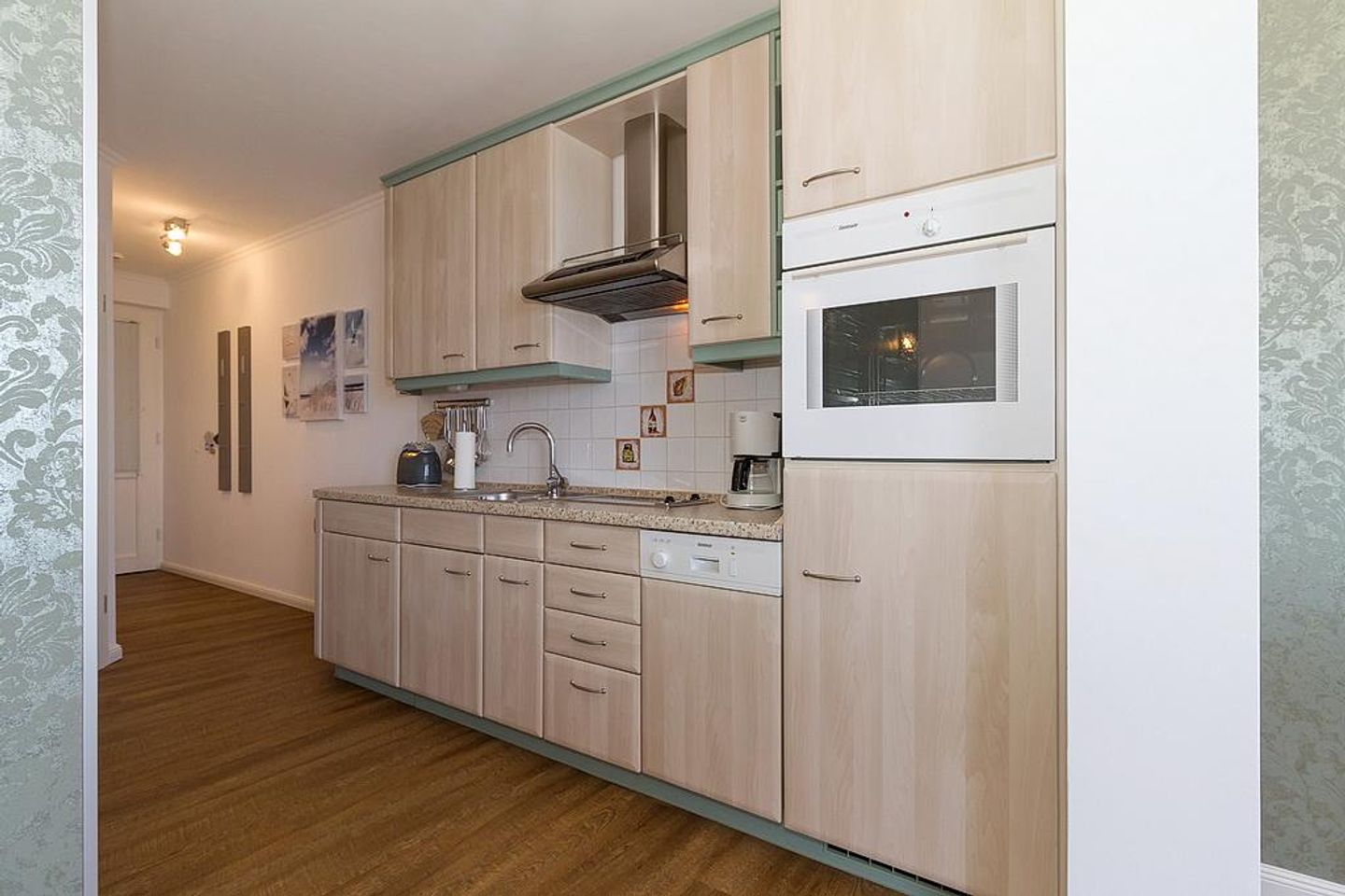 Meeresblick Meeresblick 420 Kühlungsborn - Küchenzeile mit Mikrowelle