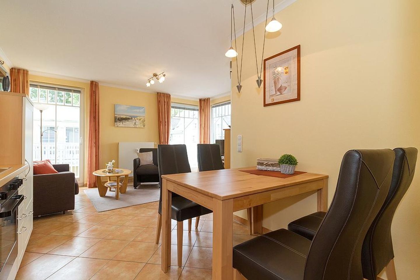 Dünenschloss Dünenschloss 2-18 Kühlungsborn - Wohn-Essbereich mit Couch und Esstisch