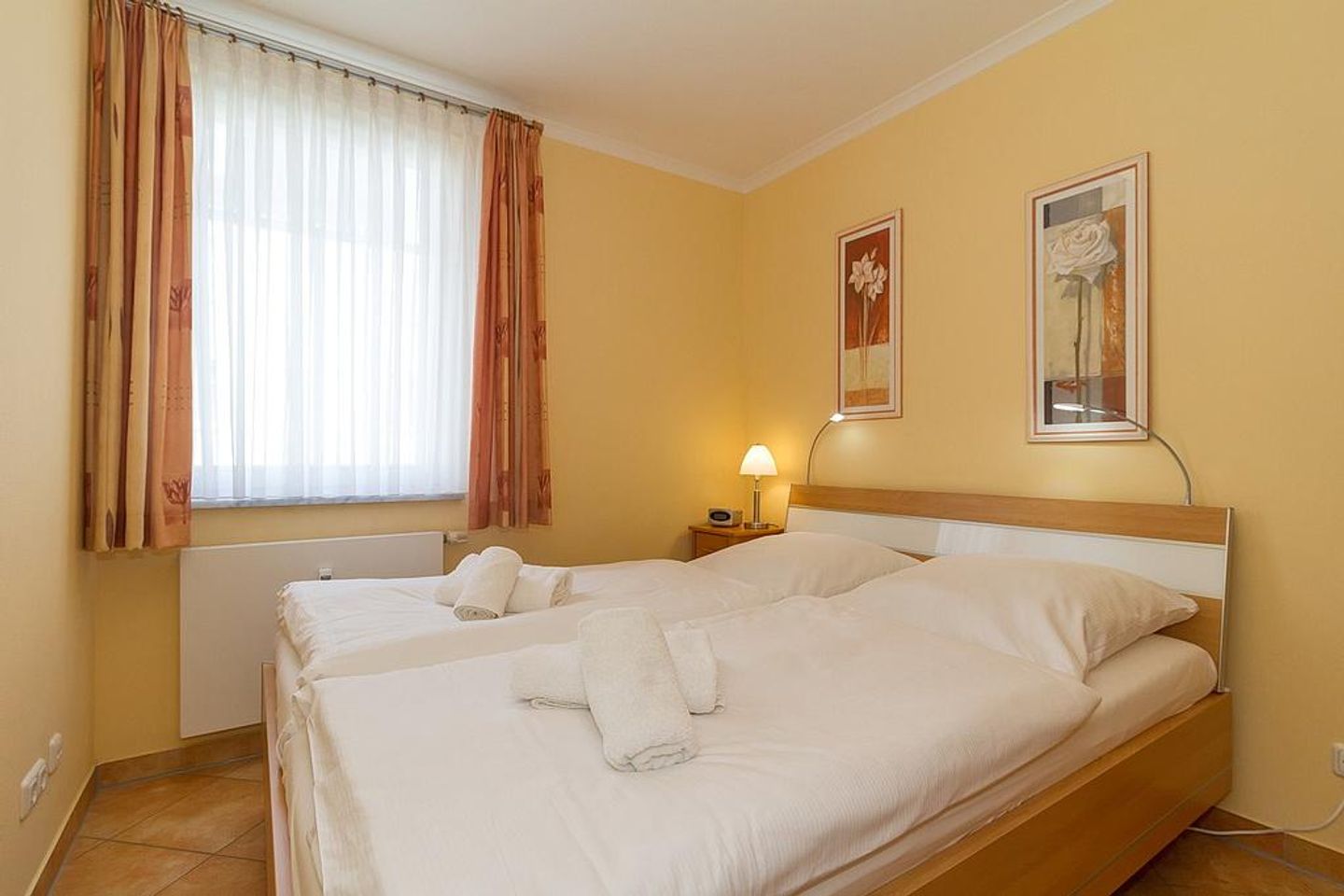 Dünenschloss Dünenschloss 2-18 Kühlungsborn - Schlafzimmer mit Doppelbett