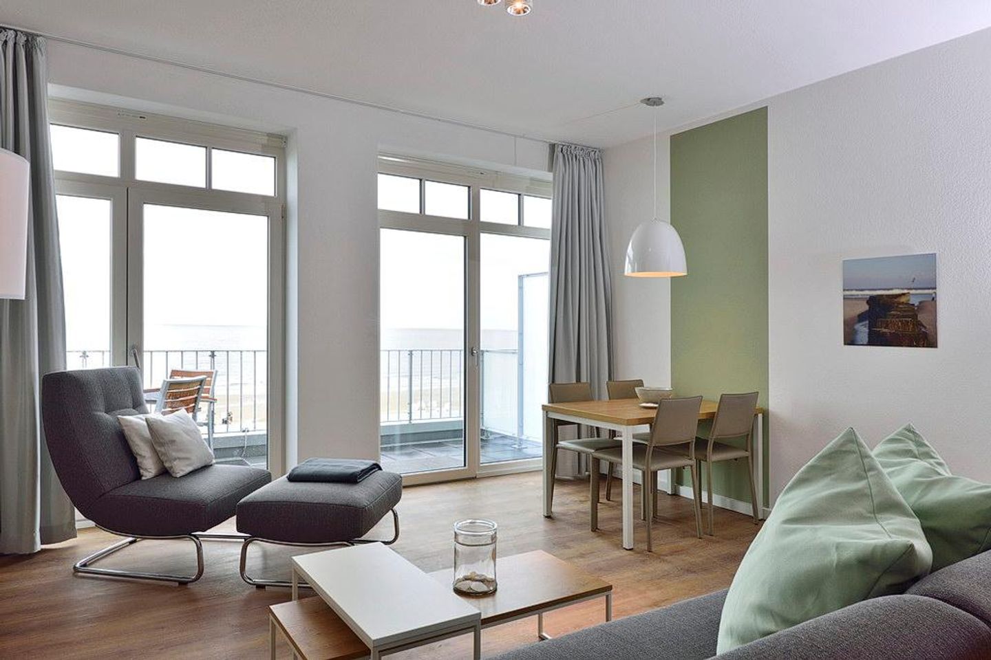 Aparthotel Anna Düne Aparthotel Anna Düne 1-23 Wangerooge - Wohn/ Essbereich mit Sessel