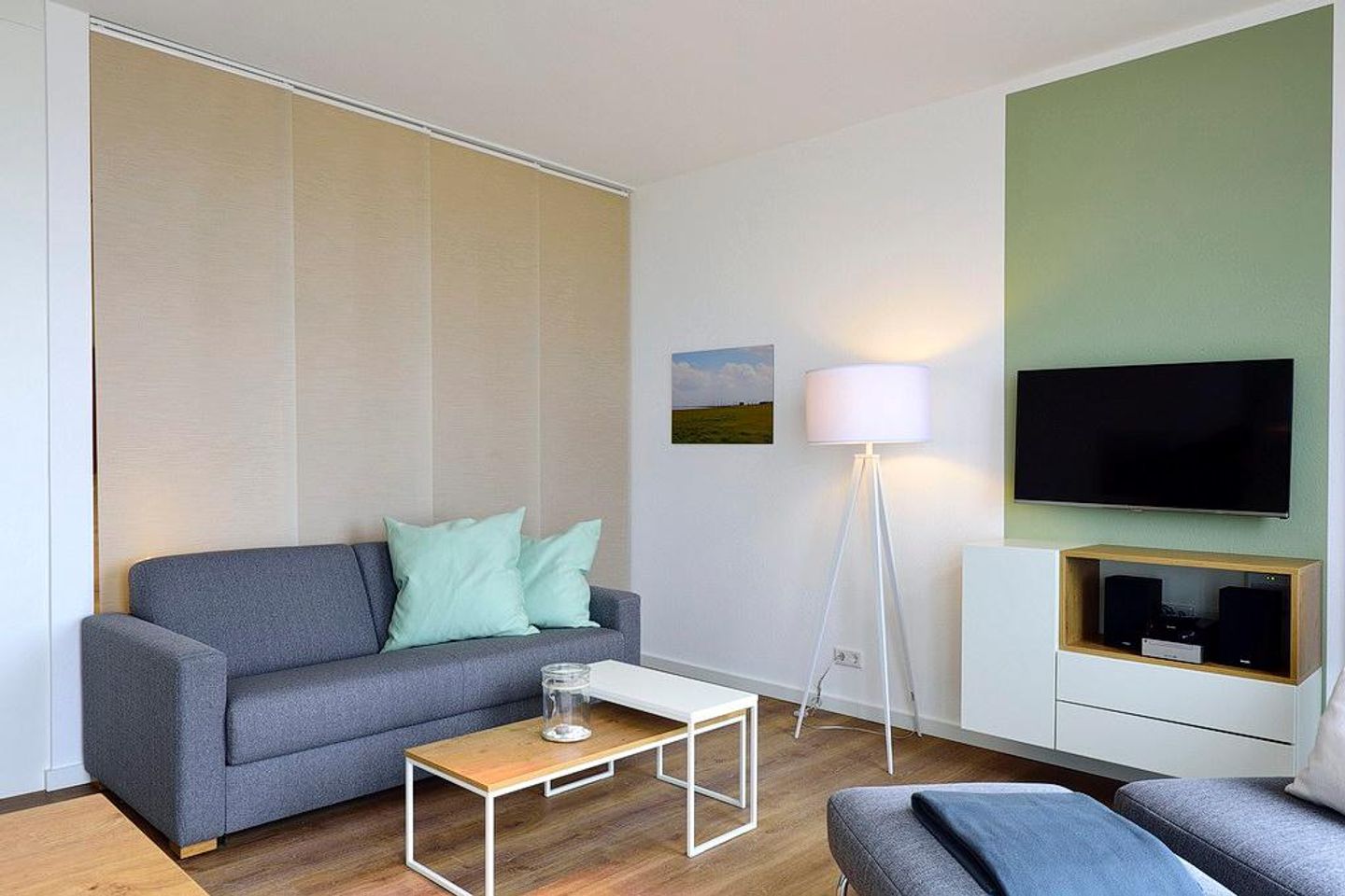 Aparthotel Anna Düne Aparthotel Anna Düne 1-23 Wangerooge - Wohn/ Essbereich mit Couch, Tisch und Fernseher