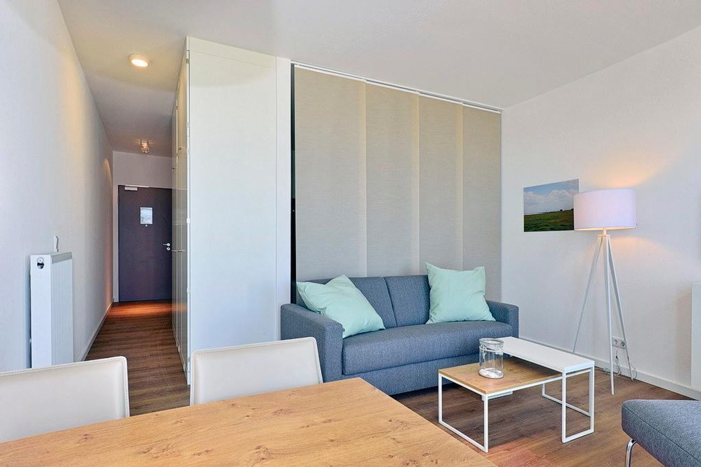 Aparthotel Anna Düne Aparthotel Anna Düne 1-23 Wangerooge - Wohn/ Essbereich mit Couch und Tisch