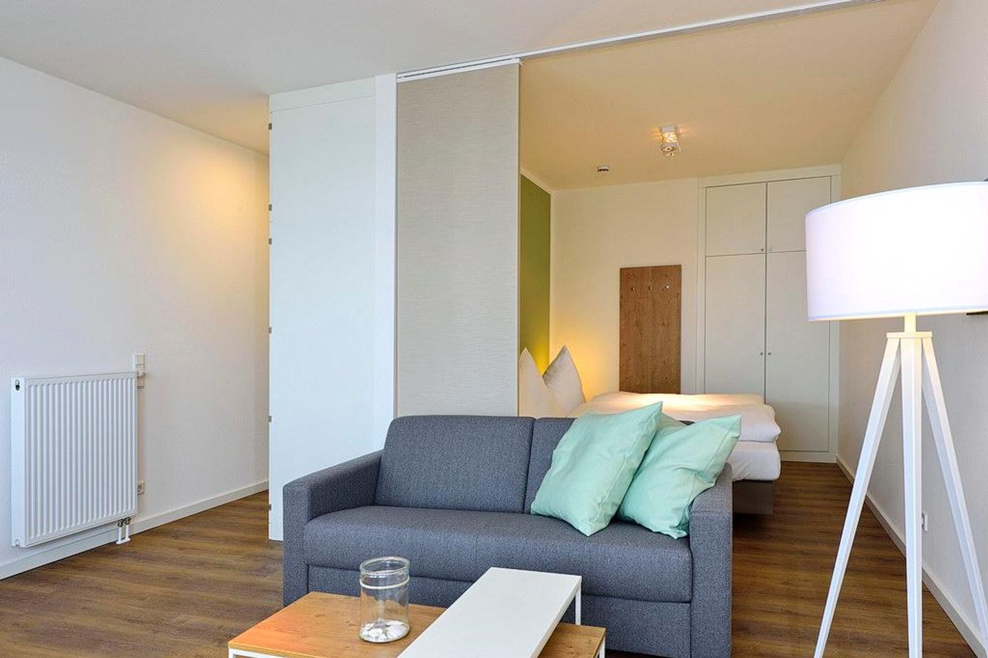 Aparthotel Anna Düne Aparthotel Anna Düne 1-23 Wangerooge - Wohn/ Essbereich mit Couch