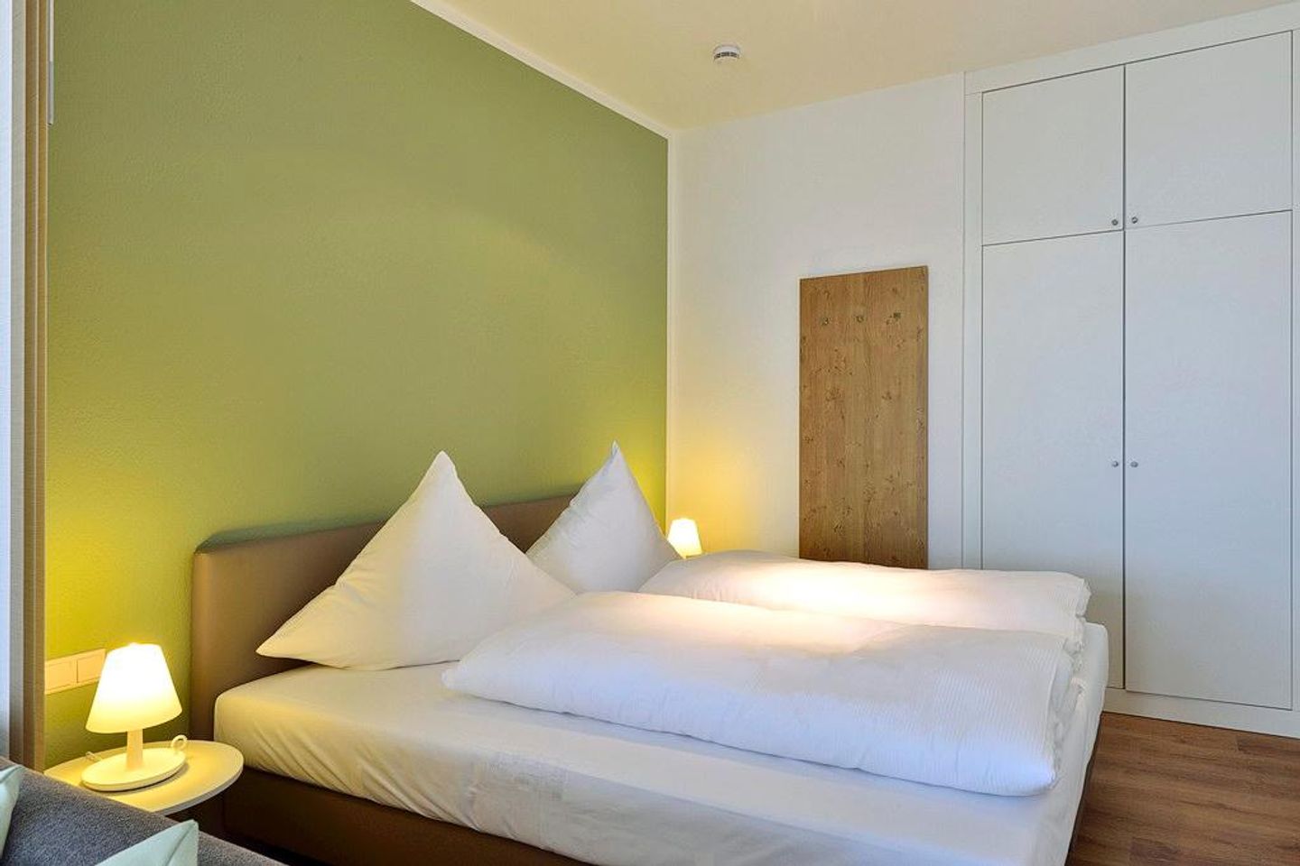 Aparthotel Anna Düne Aparthotel Anna Düne 1-23 Wangerooge - Schlafbereich mit Doppelbett