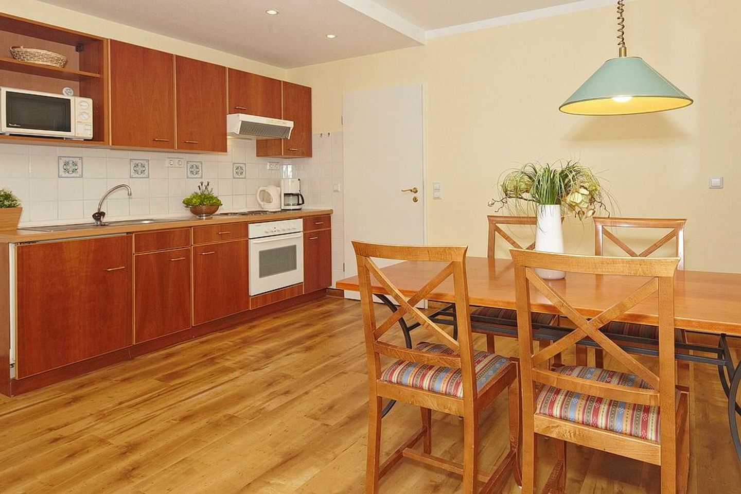 Strand-Park Strand-Park 122 Usedom - Küchenzeile mit Esstisch und Sitzgelegenheit