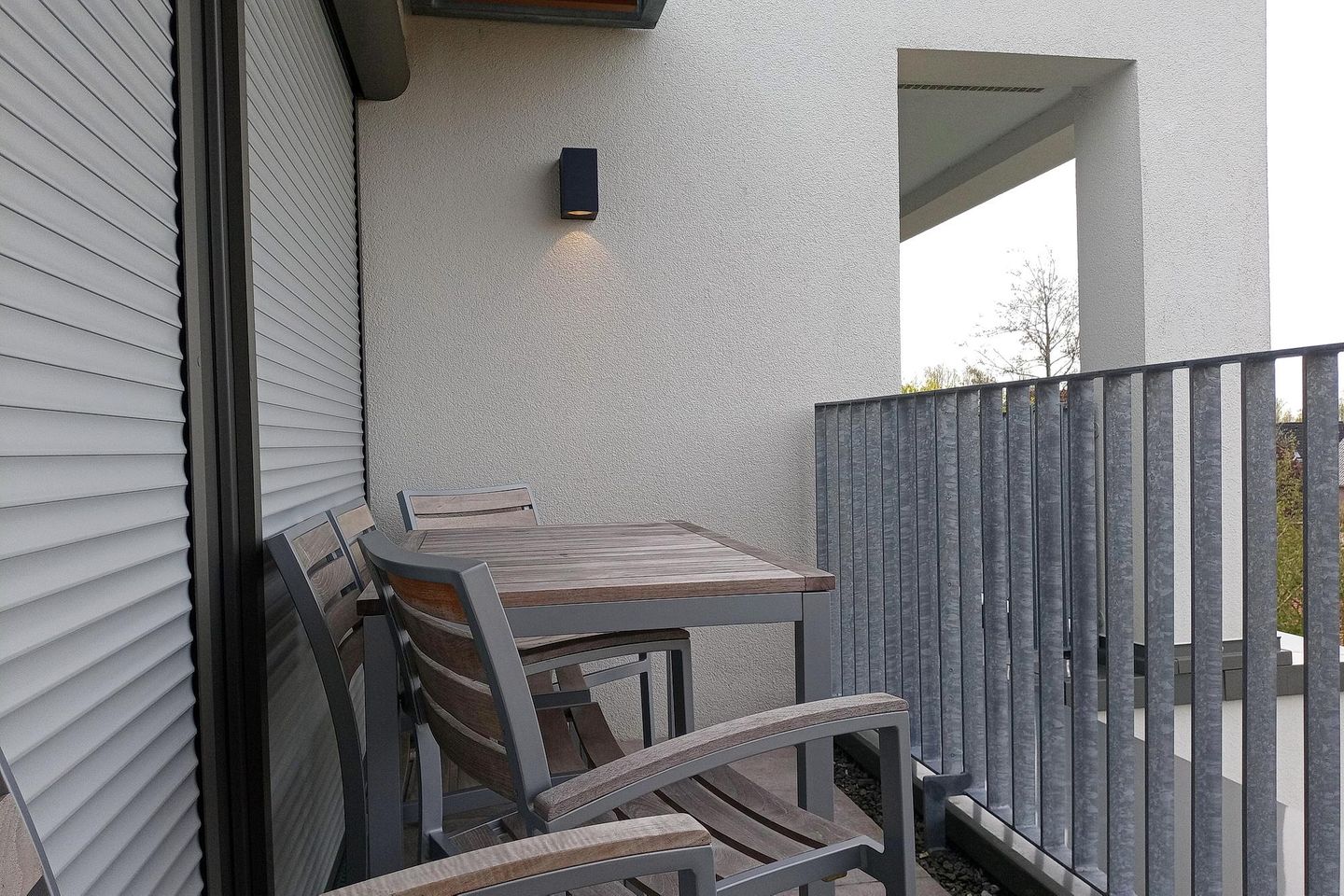 Deichhäuser Anna Küste Deichhäuser Anna Küste 7-31 Bensersiel - Überdachter Balkon mit Sitzgelegenheit