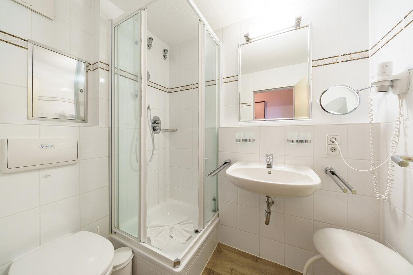 Hus Inselkieker Hus Inselkieker 425 Schillig - Badezimmer mit Dusche, WC, Waschtisch und Spiegel