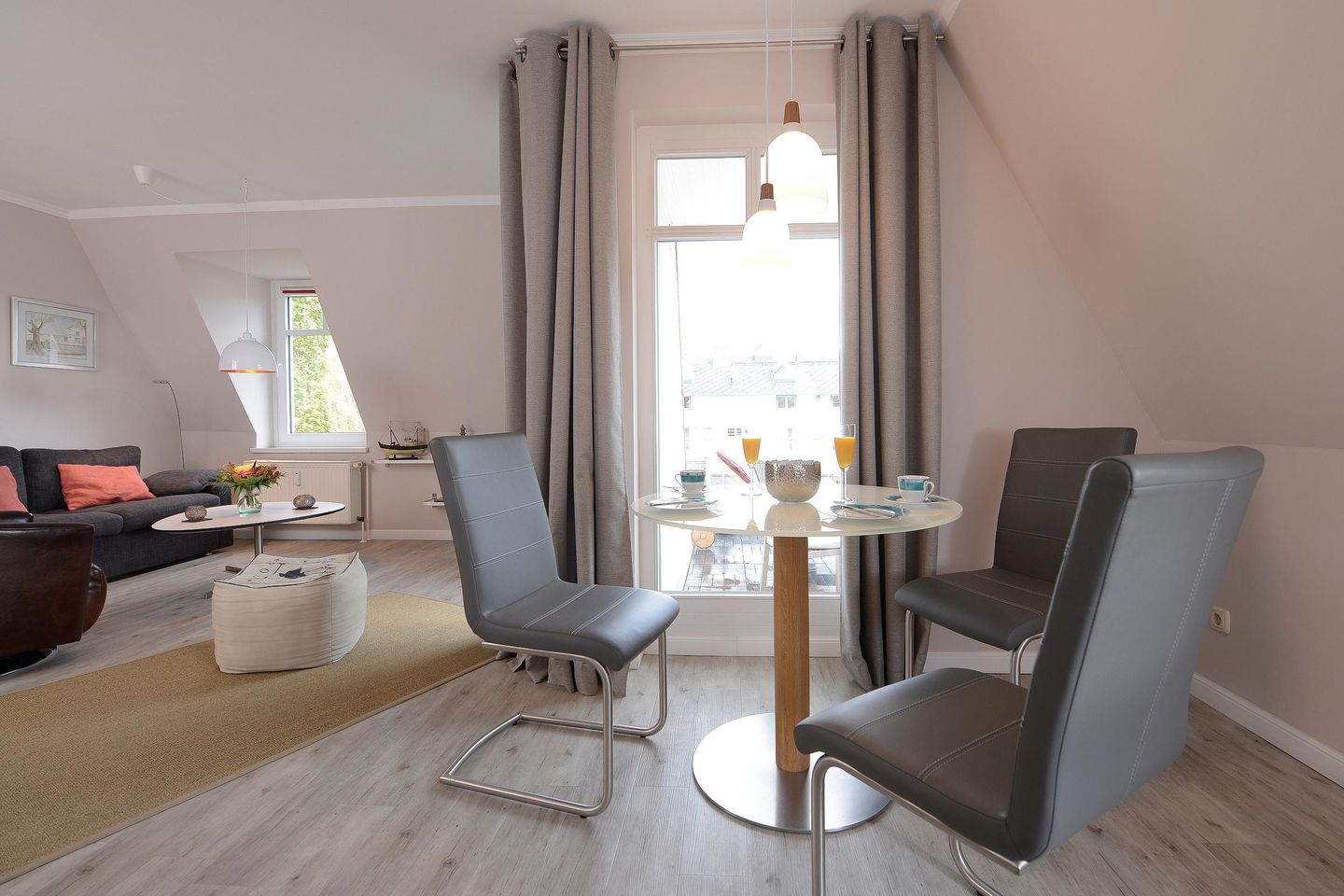 Ferienwohnanlage Seebachpark Seebachpark Boltenhagen - Wohn-Schlafbereich mit Zugang zum Balkon