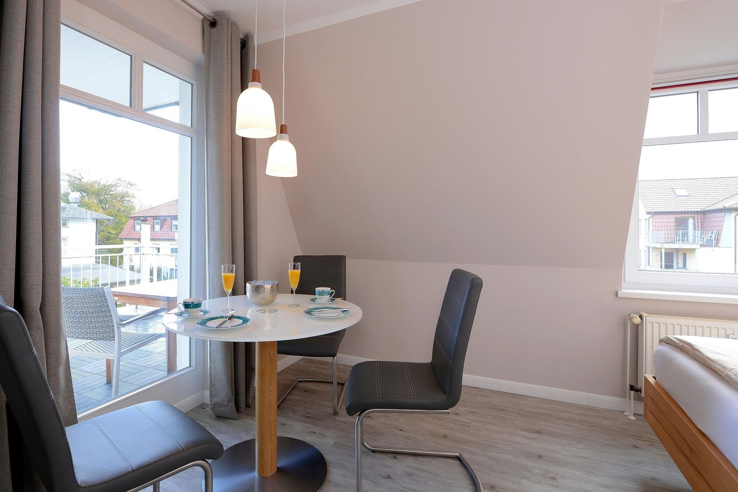 Ferienwohnanlage Seebachpark Seebachpark Boltenhagen - Wohn-Schlafbereich mit Esstisch