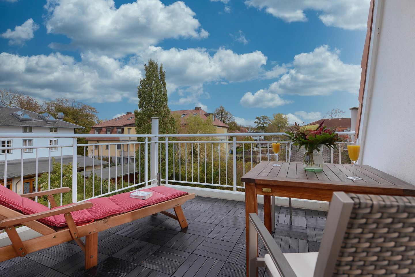 Ferienwohnanlage Seebachpark Seebachpark Boltenhagen - Balkon mit Gartenmöbeln