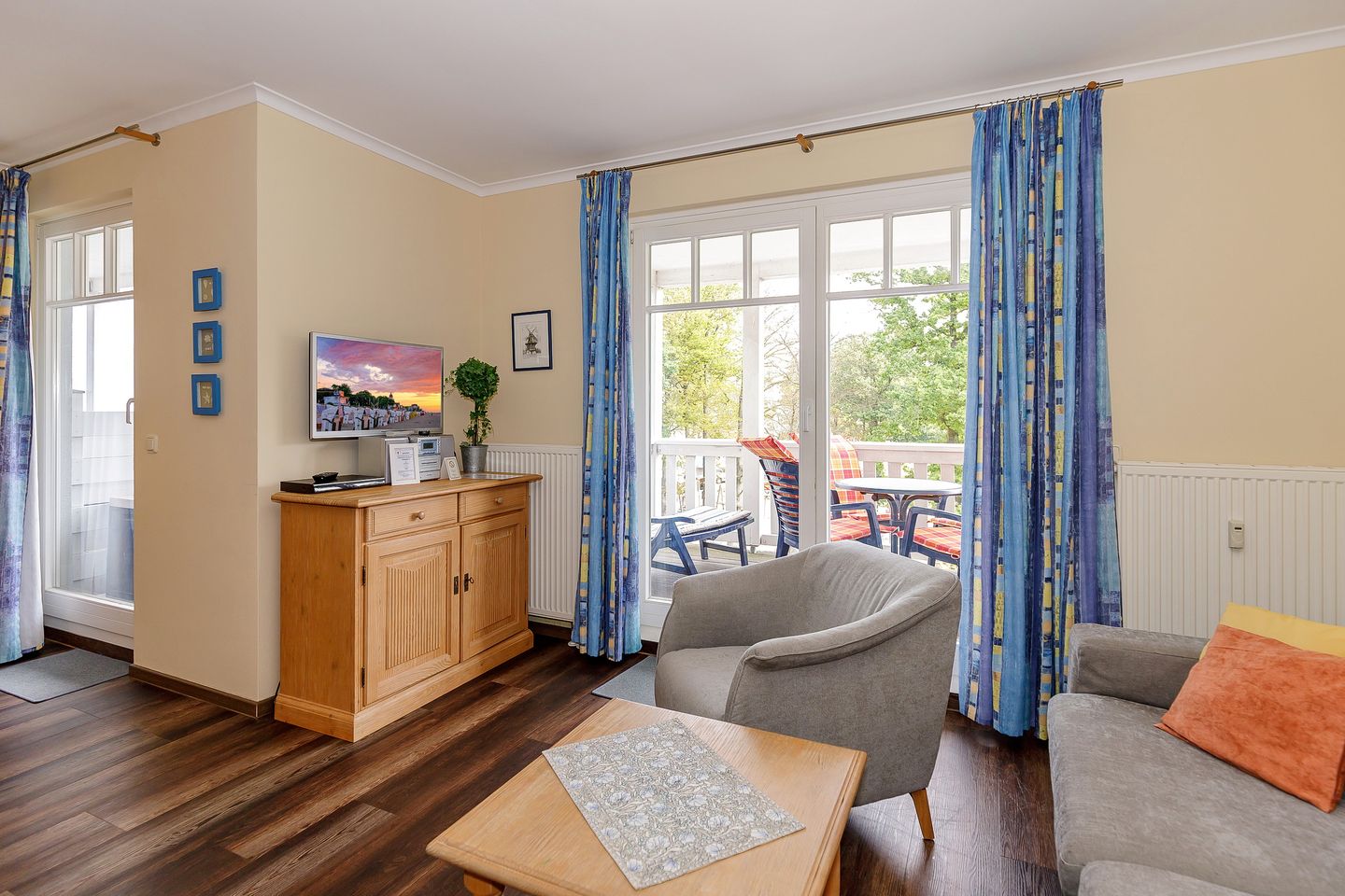 Meeresblick Meeresblick 302 Kühlungsborn - Wohn-Essbereich mit Couch