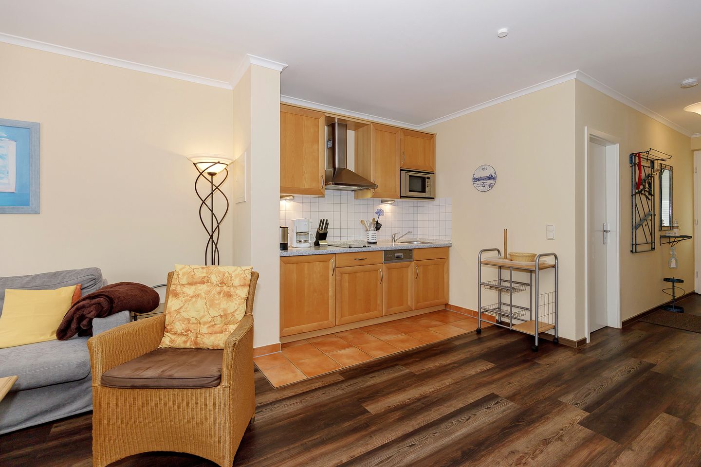 Meeresblick Meeresblick 302 Kühlungsborn - Wohn-Essbereich mit Couch und Küchenzeile