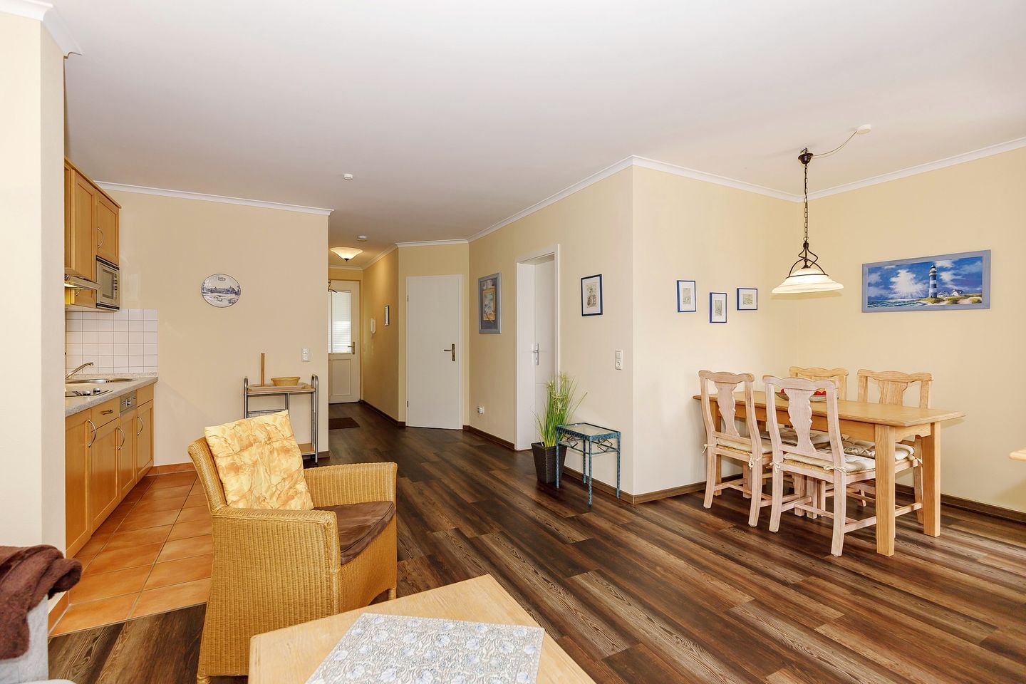 Meeresblick Meeresblick 302 Kühlungsborn - Wohn-Essbereich mit Esstisch und Sitzgelegenheit