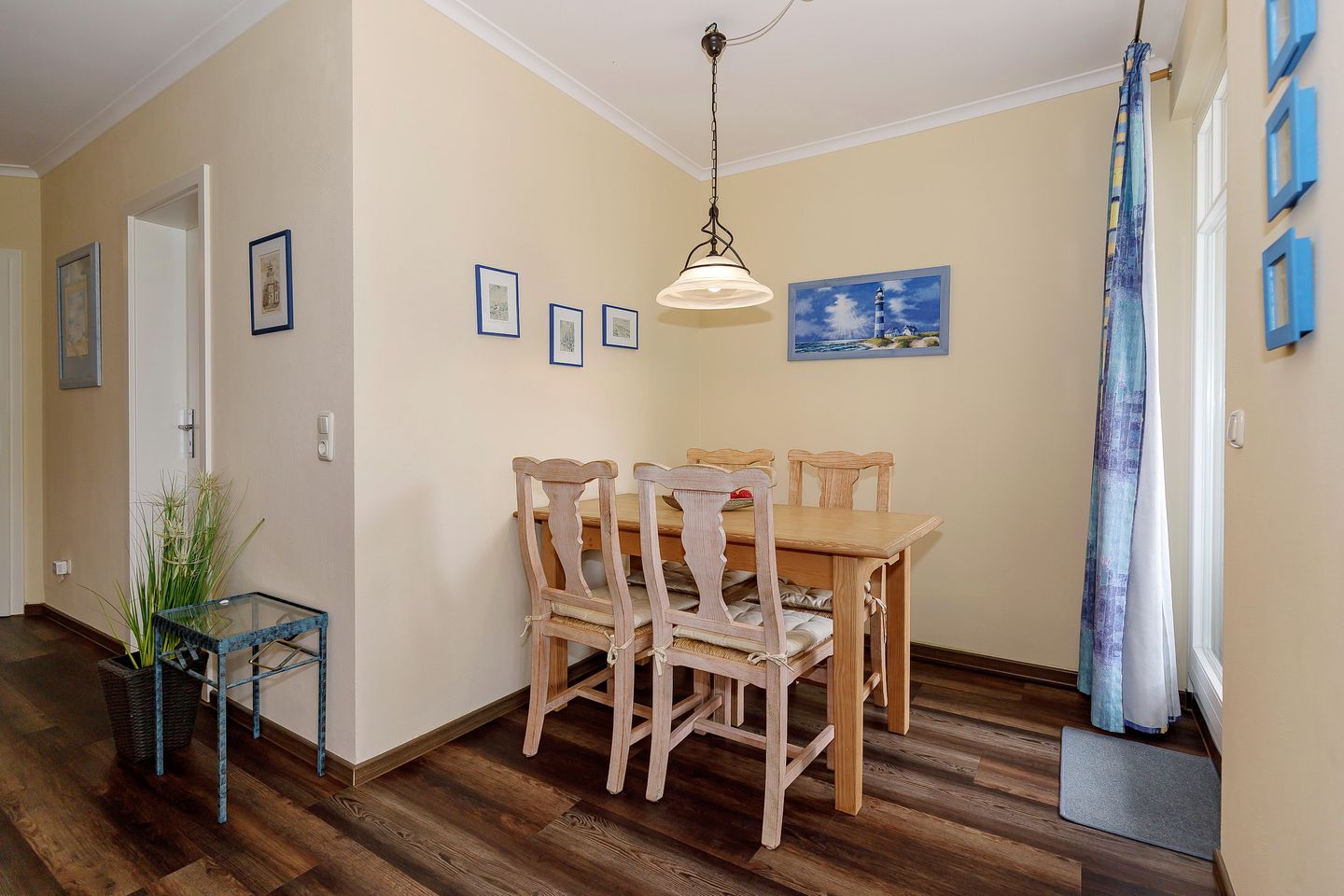 Meeresblick Meeresblick 302 Kühlungsborn - Wohn-Essbereich mit Esstisch und Sitzgelegenheit