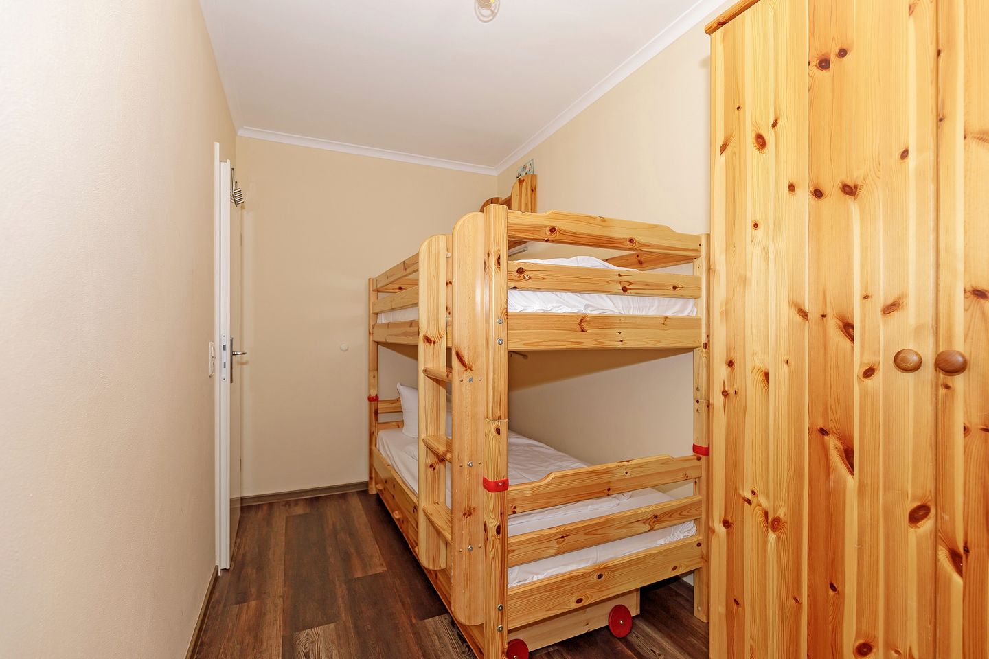 Meeresblick Meeresblick 302 Kühlungsborn - Schlafzimmer mit Etagenbett und Kleiderschrank