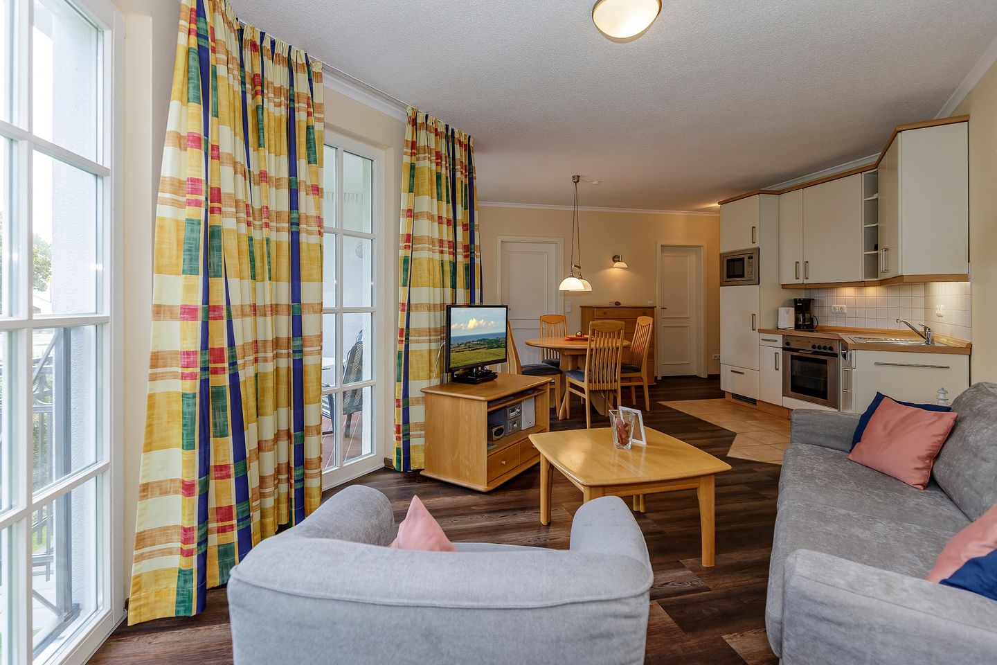 Apartmenthaus Atlantik Apartmenthaus Atlantik 114 Kühlungsborn - Wohn-Essbereich mit Couch